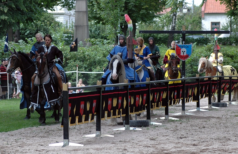 2005_0813 (00).JPG - Uppvärmning inför Riddarspelet